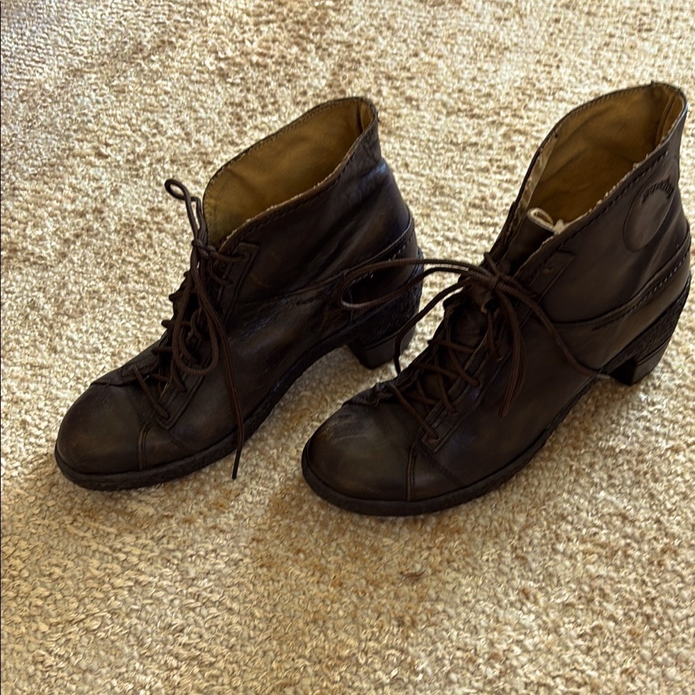 Women's Groundhog Dark Brown Leather Ankle Boots, Size 7